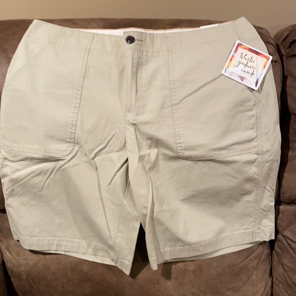 BRAND NEW! Ladies Dockers shorts size 14
